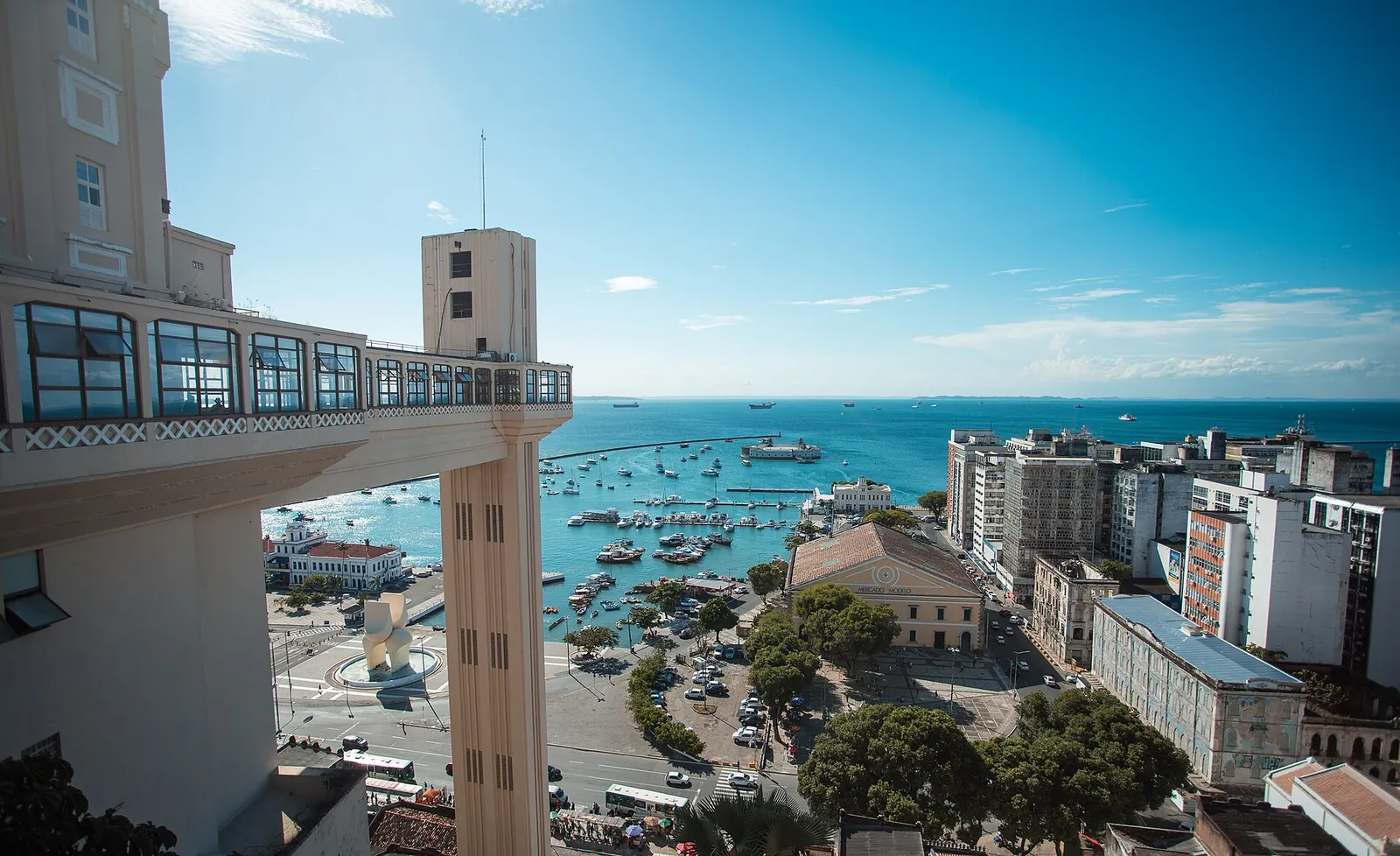 Elevador Lacerda e Baía de Todos-os-Santos em Salvador
