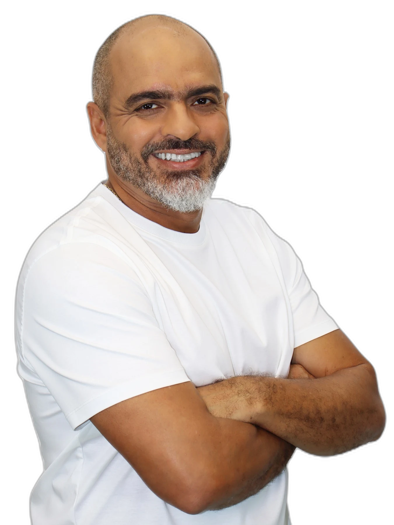 Marcelo Carvalho de braços cruzados, em retrato institucional